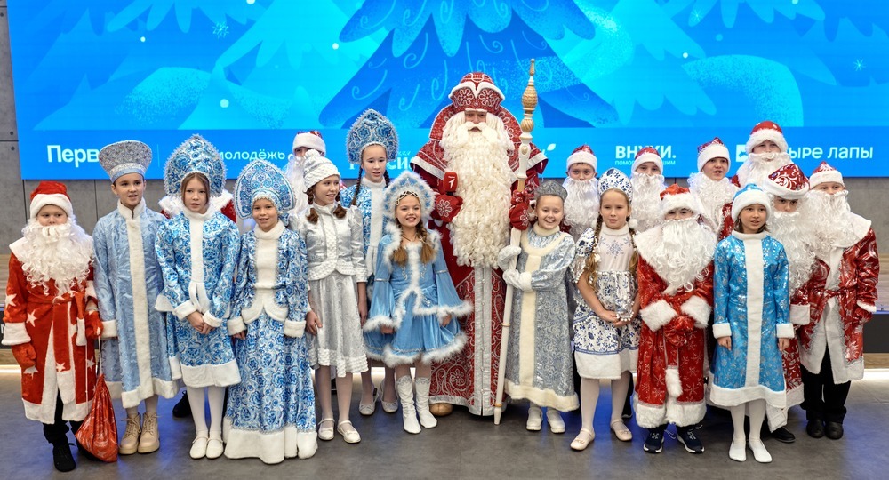 Москвичи примут участие в благотворительных новогодних проектах Движения Первых