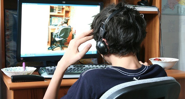 «Прошлогодние фотографии или воспоминания о «голеньких» или «забавненьких», выставленные на обозрение, могут стать для подростка большим стрессом» «Прошлогодние фотографии или воспоминания о «голеньких» или «забавненьких», выставленные на обозрение, могут стать для подростка большим стрессом»