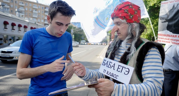 Если отказаться от аббревиатуры ЕГЭ и вернуться к формулировке – выпускные экзамены, это снизит накал страстей Если отказаться от аббревиатуры ЕГЭ и вернуться к формулировке – выпускные экзамены, это снизит накал страстей