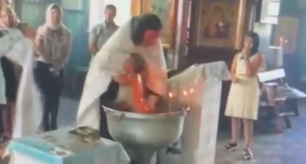 В Гатчине священник травмировал годовалого ребенка при крещении Middle size 1565589906