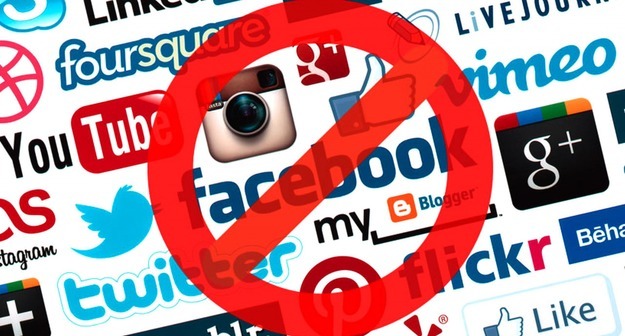 «Поначалу я подумал, это троллинг». Учителям в самарской школе запретили использовать иностранные мессенджеры Middle size 1572241428