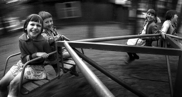 Пугачева, ногти из цветов и песок в сандаликах Пугачева, ногти из цветов и песок в сандаликах