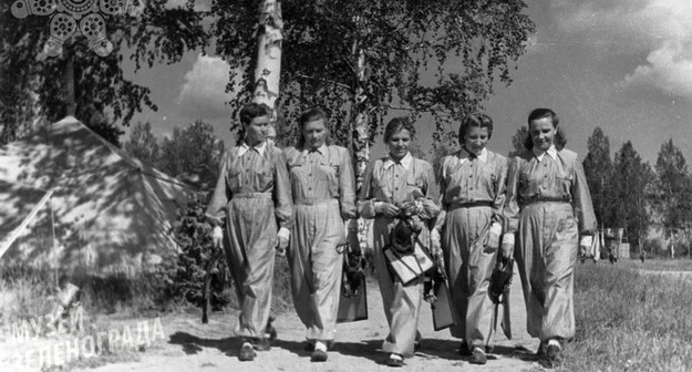 Они лежат по разные стороны реки. Мы стали для них мостом Они лежат по разные стороны реки. Мы стали для них мостом