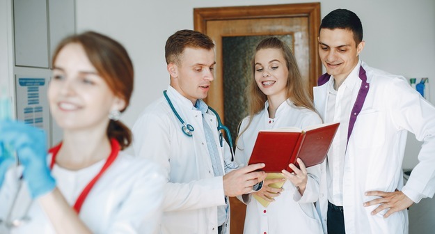 В России одобрили закон об обязательной отработке в клиниках для выпускников медвузов В России одобрили закон об обязательной отработке в клиниках для выпускников медвузов