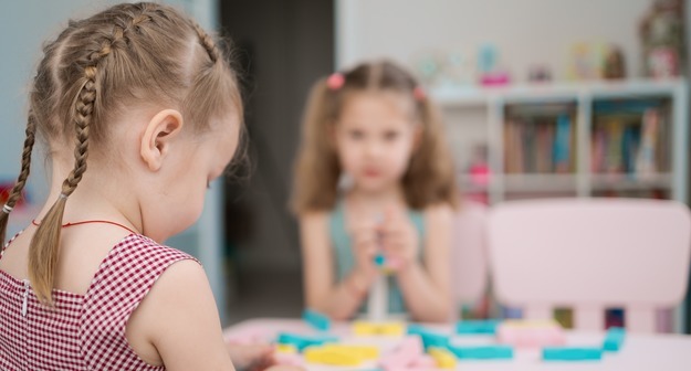 В Госдуме предложили ставить в очередь в детсад автоматически после рождения ребенка