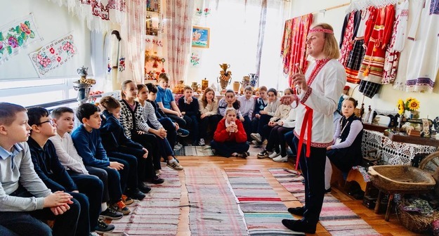 Учитель русского языка московской школы проводит «уроки одного слова» Учитель русского языка московской школы проводит «уроки одного слова»