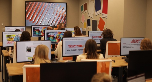 Дизайн студентки московского колледжа стал частью масштабной рекламной кампании издательского дома «Аргументы и факты»