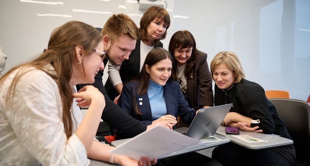 15 тысяч школьных учителей за два месяца обучат работе с ИИ 