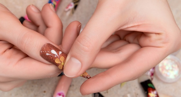 В России предложили ограничить по ГОСТу длину ногтей женщинам