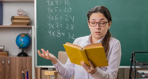 Средняя зарплата учителя в России составляет 56 тысячи рублей за 1,6 ставки Средняя зарплата учителя в России составляет 56 тысячи рублей за 1,6 ставки