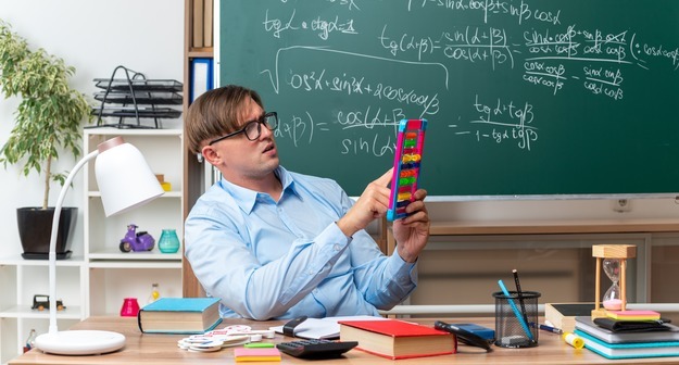 Патрушев призвал повысить зарплаты учителям физики, химии и математики