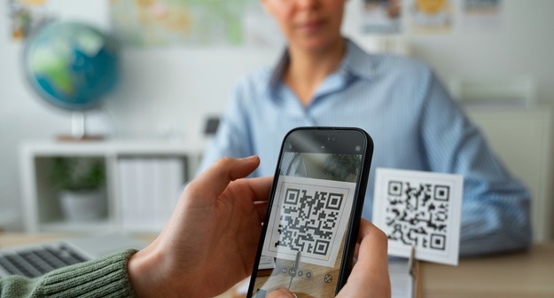 Рособрнадзор расширит использование QR-кодов для жалоб на нарушения ЕГЭ