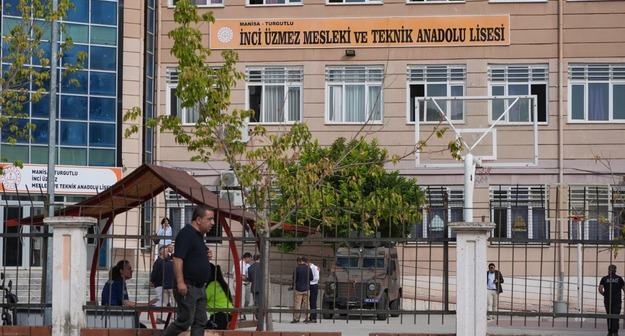 В Турции подросток устроил стрельбу рядом со школой: ранены 11 учеников В Турции подросток устроил стрельбу рядом со школой: ранены 11 учеников