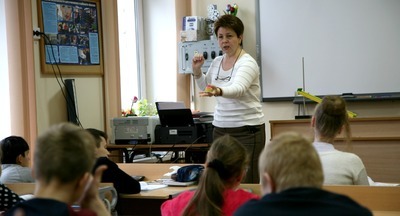 Кто вращает Землю вокруг Солнца?