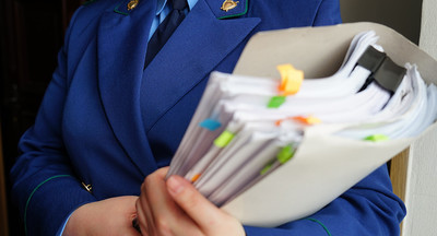 Прокуратура проверит школу в центре Омска, где из-за аварийной крыши вода льется в классы