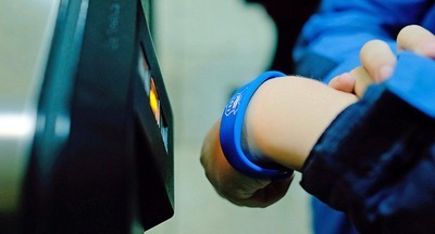Электронными браслетами «Москвенок» пользуются  38 тысяч московских школьников