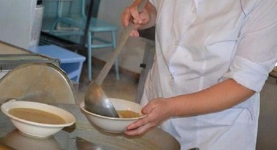 В камчатской школе дети обедали рядом с грязными баками для остатков еды