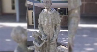 Австралийская школа извинилась за неоднозначную статую с мальчиком и священником