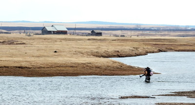 Прокуратура требует построить мост в иркутской деревне, где в школу ходят вброд через реку 