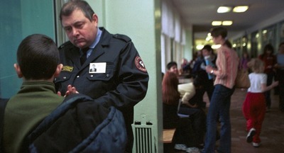 Минобрнауки проработает вопрос обеспечения школ спецохраной