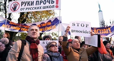Около пяти тысяч человек с барабанами прошли по Риге в защиту русских школ
