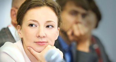 Анна Кузнецова встретилась с учениками школы в Шадринске, где произошла стрельба