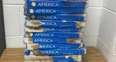 Учителя США устроили флешмоб сломанных стульев и разорванных учебников 