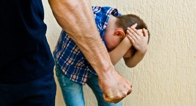 Вы видите, как ребенка бьют на улице – что делать