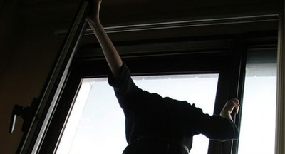 Десятиклассница выпала из окна