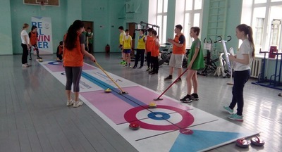 В школах на уроках физкультуры начали учить кёрлингу и мини-футболу