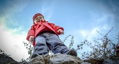 Ребенок упал в двухметровую яму на территории детсада в Кирове