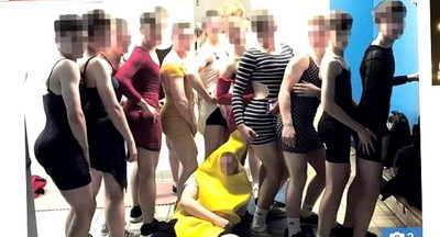 В Британии выпускников школы задержали за переодевание в женскую одежду