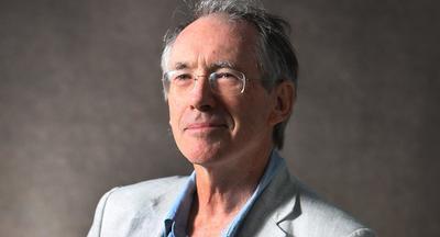 Писатель Иэн Макьюэн помог сыну написать школьное эссе по своему роману. Он получил тройку