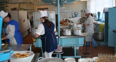 Школу оштрафовали за кормление детей полуфабрикатами