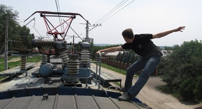 Подросток-зацепер погиб от удара током на крыше электрички 