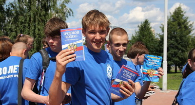 Минтруд рассказал про трудоустройство подростков на время летних каникул