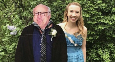 Девушка не нашла пару на выпускной и пришла с картонным Дэнни Де Вито