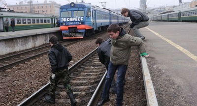 Попытка перейти железнодорожные пути в неустановленном месте закончилась смертью мальчика