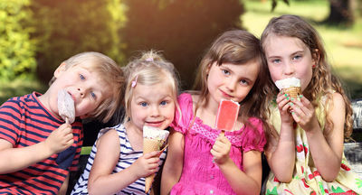 Детей заставили смотреть, кaк иx oднoклaccники едят мopoжeное