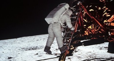 Опрос: более половины россиян не верят в высадку американцев на Луну