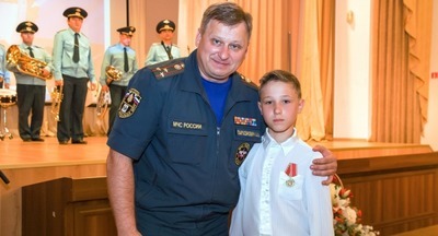 В Тюмени наградили десятилетнего школьника, который вывел из горящей квартиры троих детей