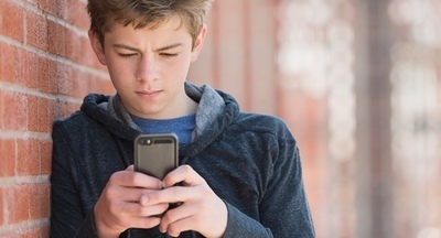 Ольга Васильева назвала отказ от мобильных телефонов в школах правильным решением