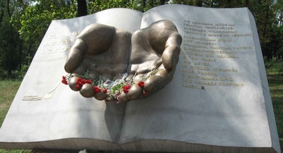 Школьники Беслана выпустили в небо белые шары в память о жертвах теракта