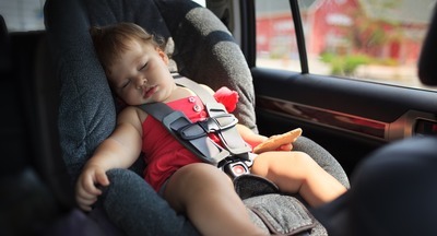 В Кургане родители закрыли ребенка в машине и ушли по магазинам 