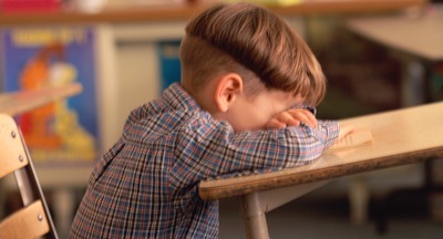 Пинками под стол: педагог устроила травлю ученику