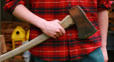 Волгоградский школьник принес на уроки топор, ножи и бензин