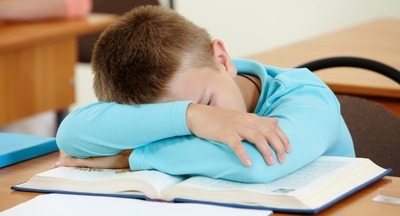 Учитель ударила второклассника головой об парту в Томской области