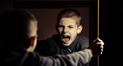 Детям строгих родителей полезно дружить с одноклассниками