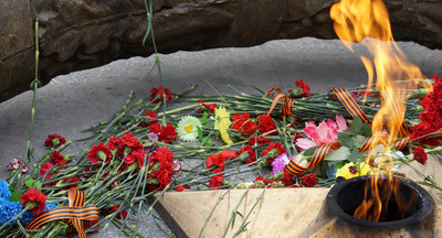 Что будет со школьниками, которые бросили венок в Вечный огонь