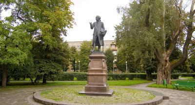 ​В Калининграде облили краской памятник Канту и разбросали листовки с призывом отказаться от «имени врага»